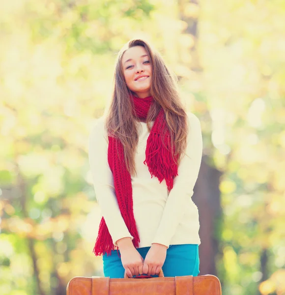 Menina adolescente com mala no outono ao ar livre — Fotografia de Stock