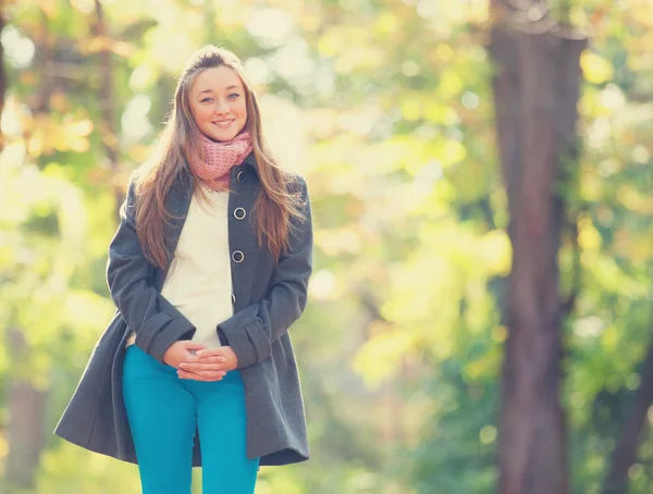 Teen girl in autumn outdoor — Stok fotoğraf