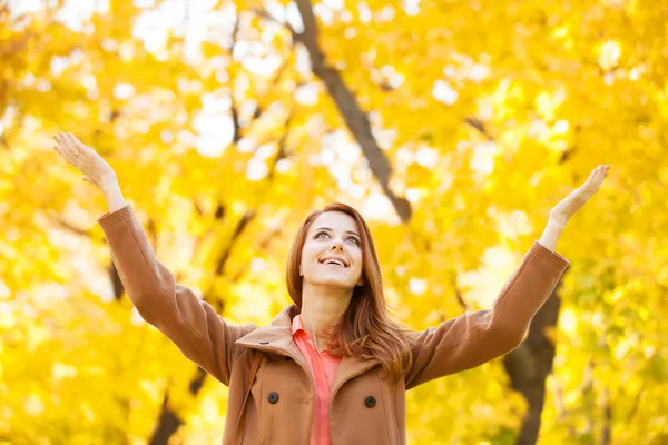 Ragazza rossa nel parco di autunno — Foto Stock