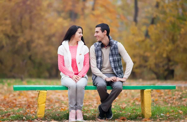 Coppia al parco in autunno — Foto Stock