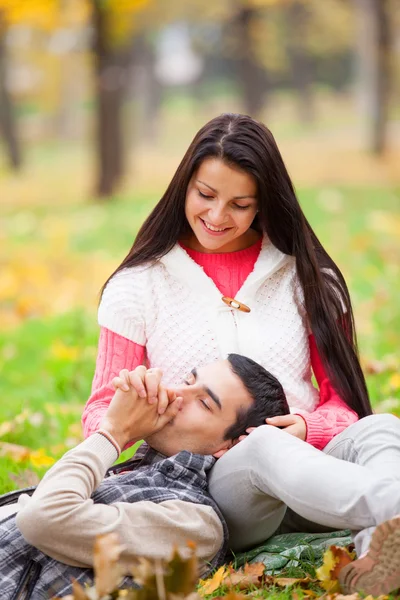 Adolescente casal no parque na hora do outono — Fotografia de Stock