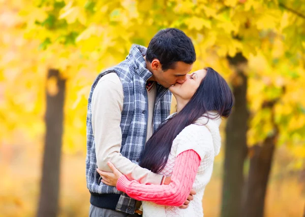 Пара целуется на открытом воздухе в парке — стоковое фото