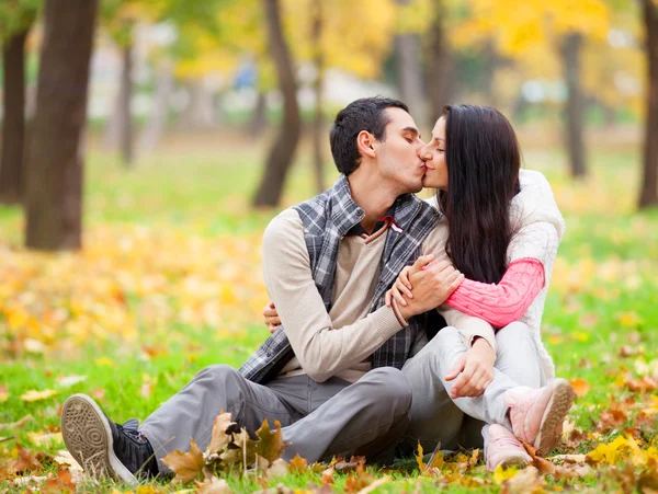 Pareja besándose al aire libre en el parque — Foto de Stock