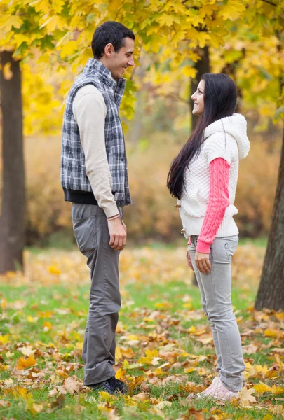 青少年情侣在公园的秋天时间 — 图库照片