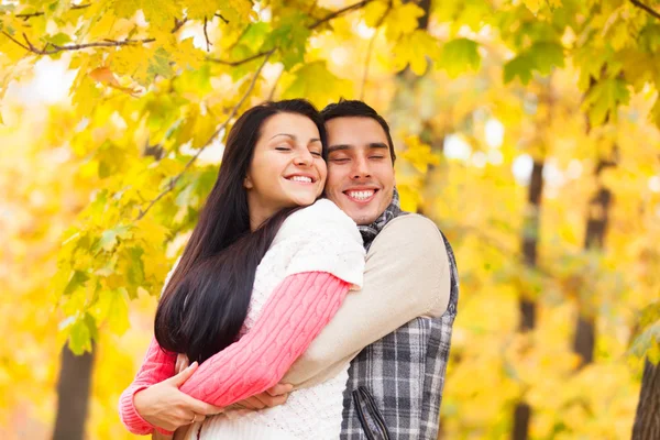 Pareja adolescente en el parque en otoño —  Fotos de Stock