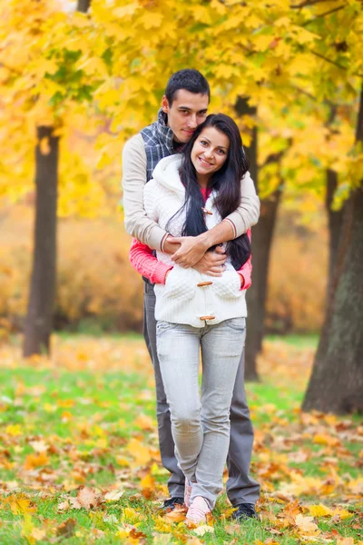 Pareja adolescente en el parque en otoño — Foto de Stock