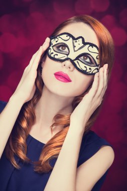 Kızıl saçlı kadın, kırmızı arka plan