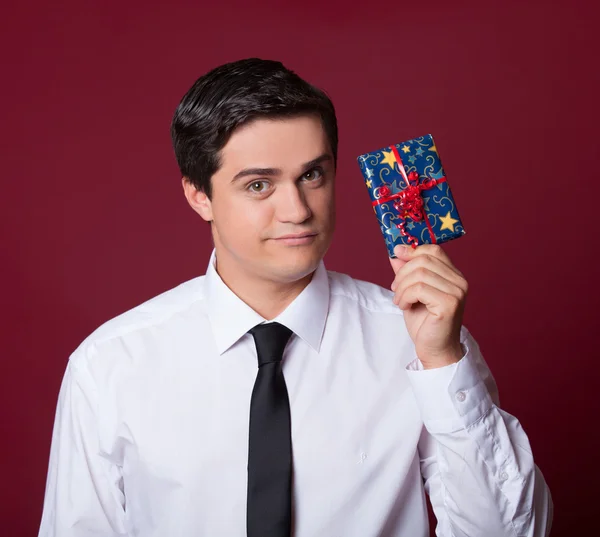 Handsome man with gift. Studio shot. — Stock Photo, Image