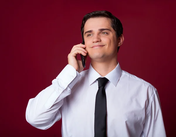 Homme avec téléphone portable sur fond rouge — Photo