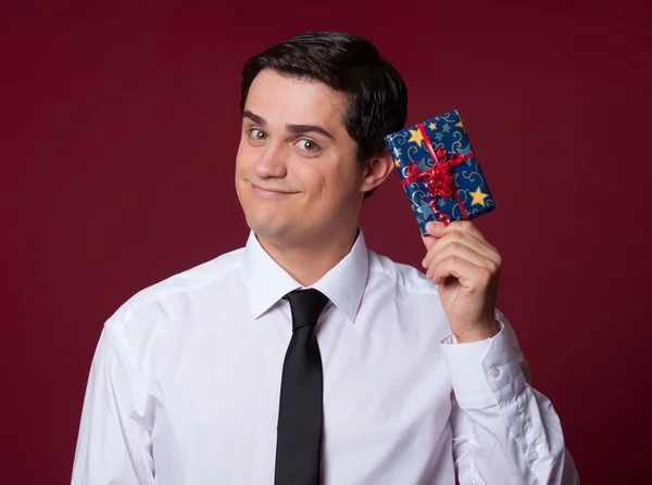 Handsome man with gift. Studio shot. — Stock Photo, Image