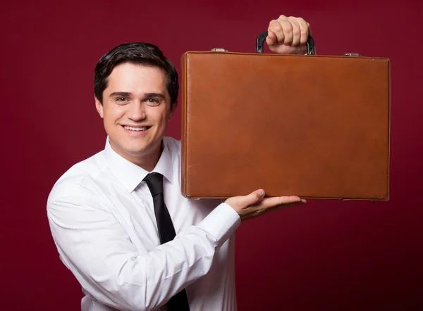 Mann mit Koffer auf rotem Hintergrund — Stockfoto