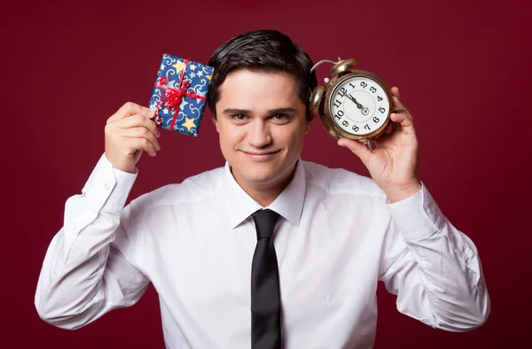 Handsome man with gift. Studio shot. — Stock Photo, Image