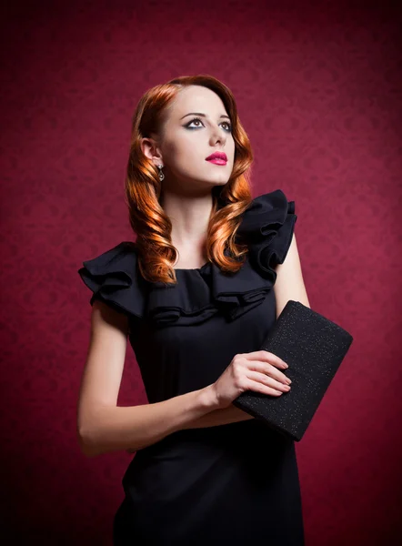 Kızıl saçlı kadın, kırmızı arka plan — Stok fotoğraf