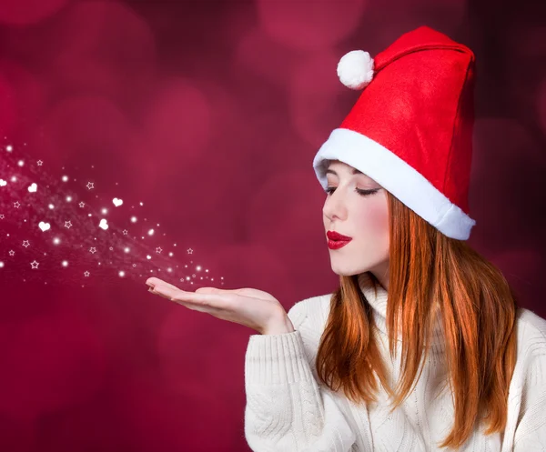 Rödhårig tjej i jul hatt — Stockfoto