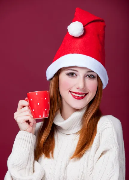 Κοκκινομάλλα κοπέλα σε Χριστούγεννα καπέλο με το Κύπελλο — Φωτογραφία Αρχείου