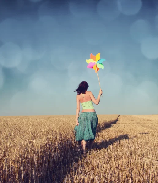 Mädchen mit Windkraftanlage auf Weizenfeld — Stockfoto