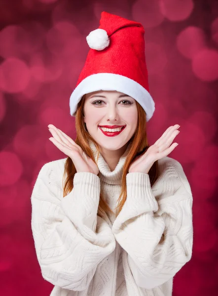 Menina ruiva no chapéu de Natal — Fotografia de Stock