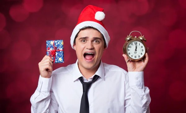 Handsome man with gift. — Stock Photo, Image