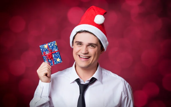 Handsome man with gift. — Stock Photo, Image
