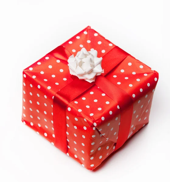 Roter Geschenkkarton weißer Hintergrund. — Stockfoto