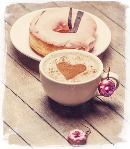 与甜甜圈和咖啡共进早餐 — 图库照片