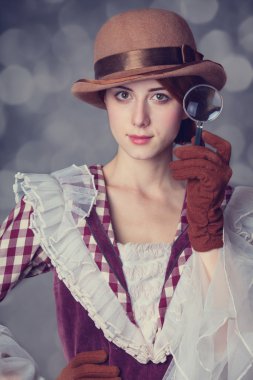 Büyüteç ile güzel kızıl saçlı kadın.