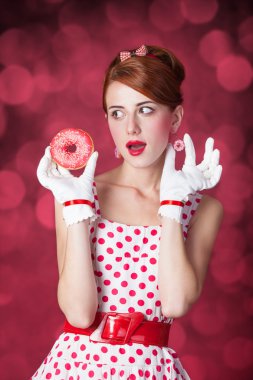 donut ile güzel kızıl saçlı kadın.