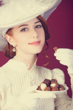 şeker ile güzel kızıl saçlı kadın.