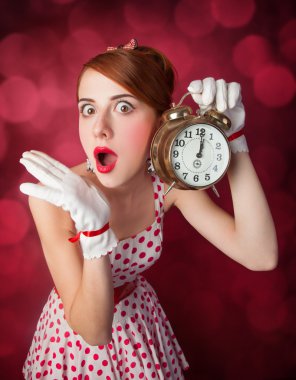 güzel kızıl saçlı kadın saati ile.