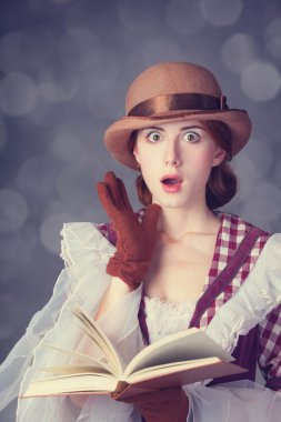 kitap ile güzel kızıl saçlı kadın.