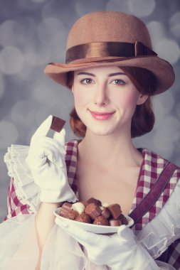 şeker ile güzel kızıl saçlı kadın.