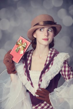 hediye ile güzel kızıl saçlı kadın.