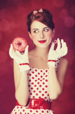 donut ile güzel kızıl saçlı kadın.