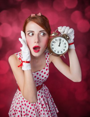 güzel kızıl saçlı kadın saati ile.