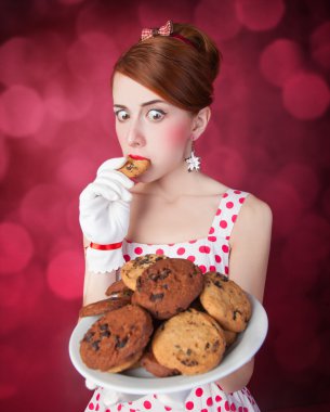 coockie ile güzel kızıl saçlı kadın
