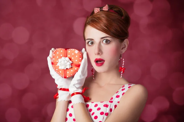 Hermosa pelirroja mujeres con regalo . — Foto de Stock