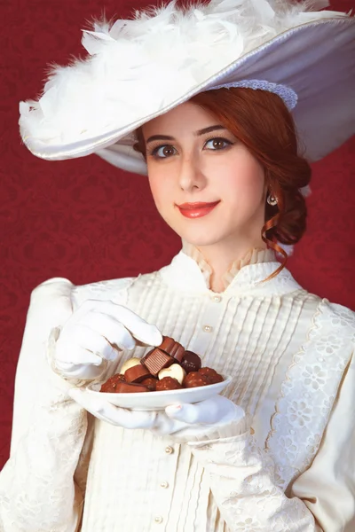 사탕과 아름 다운 빨간 머리 여자. — 스톡 사진