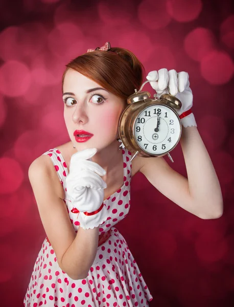 Vackra redhead kvinnor med klocka. — Stockfoto