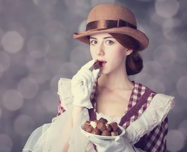 Piękne Rude kobiety z cukierków. — Zdjęcie stockowe
