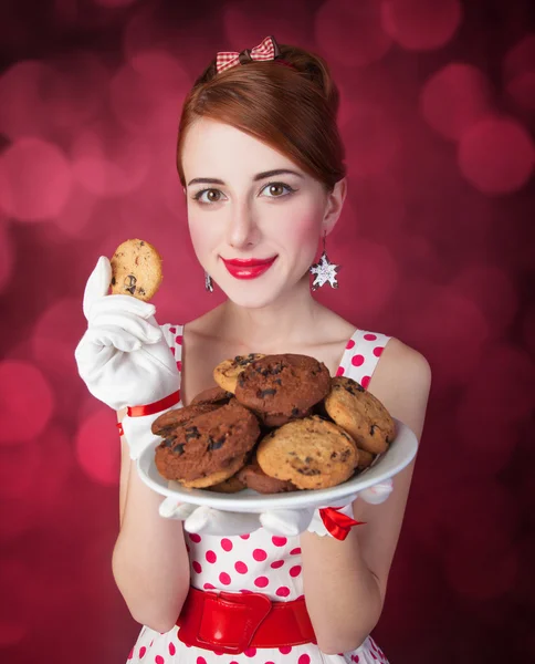 クッキー保存と美しい赤毛の女性 — ストック写真