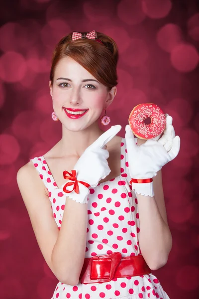 Mooie roodharige vrouwen met donut. — Stockfoto