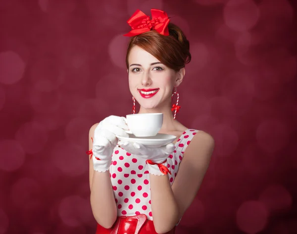 Çay ile güzel kızıl saçlı kadın. — Stok fotoğraf