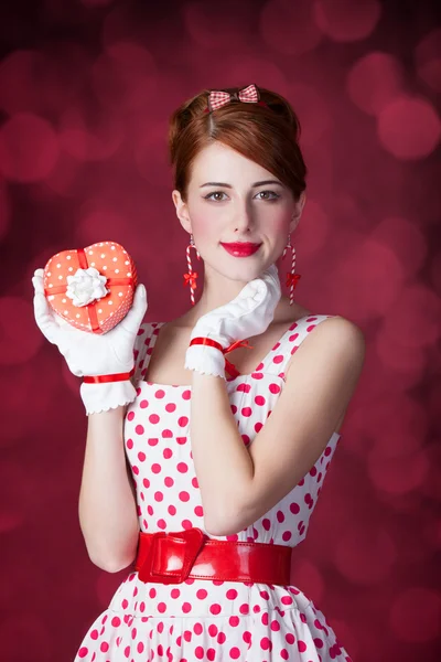 Mooie roodharige vrouwen met cadeau. — Stockfoto