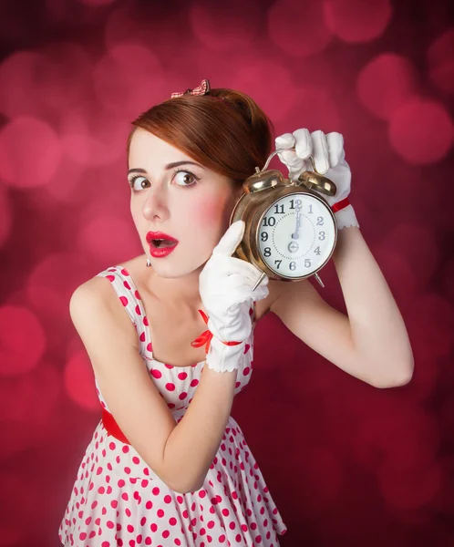 Schöne rothaarige Frauen mit Uhr. — Stockfoto