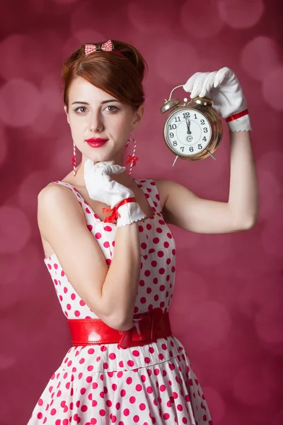 Mooie roodharige vrouwen met klok. — Stockfoto