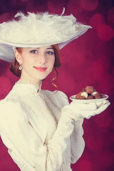 Krásná rusovláska ženy s candy. — Stock fotografie