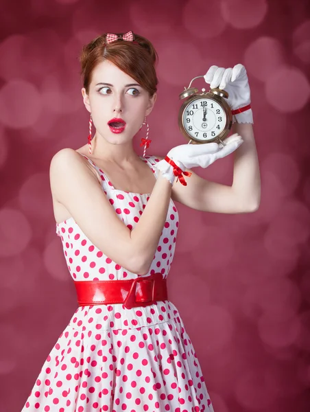 Mooie roodharige vrouwen met klok. — Stockfoto