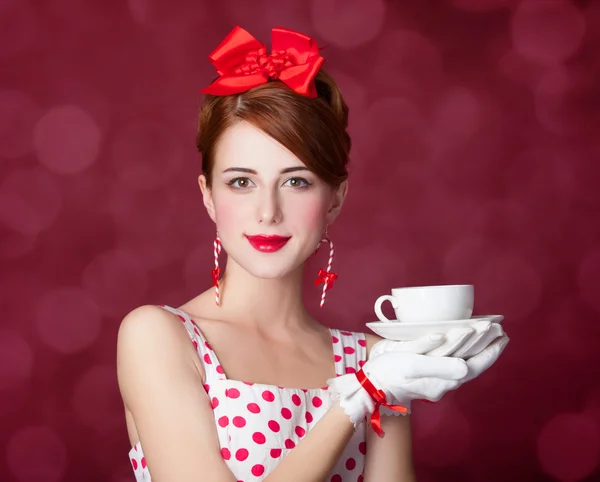 Mooie roodharige vrouwen met een kopje thee. — Stockfoto