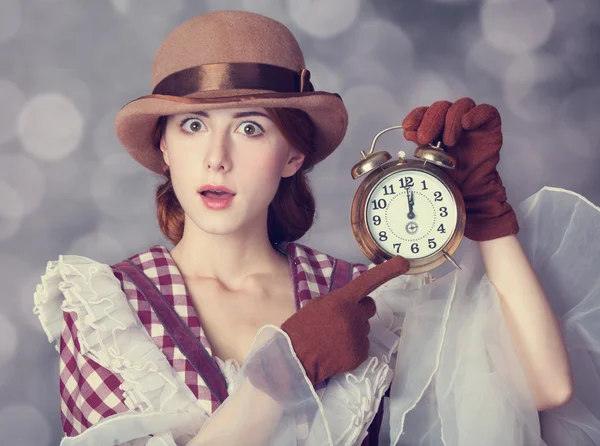 Belles femmes rousses avec horloge . — Photo