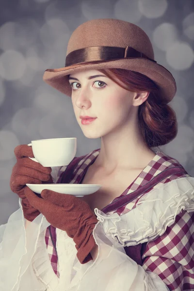 Belle donne rosse con tazza di tè . — Foto Stock